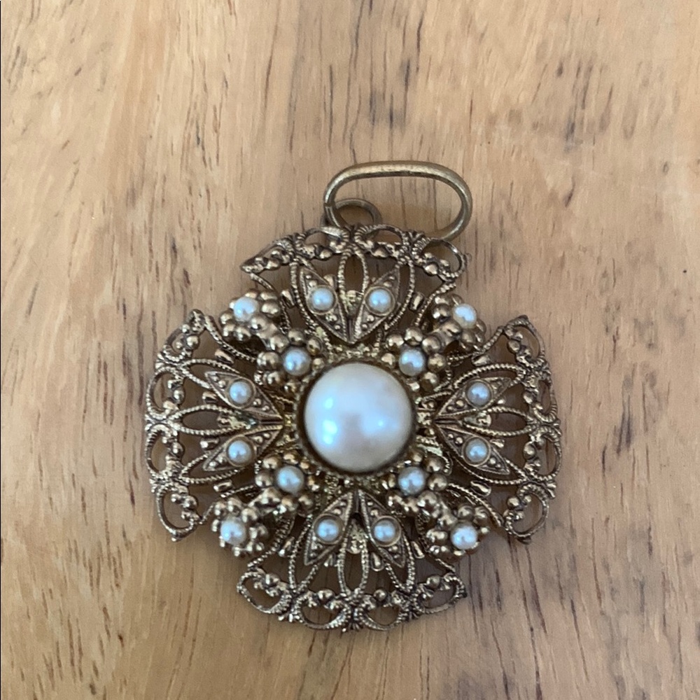Vintage Gold Tone Filigree Pendant with Pearls